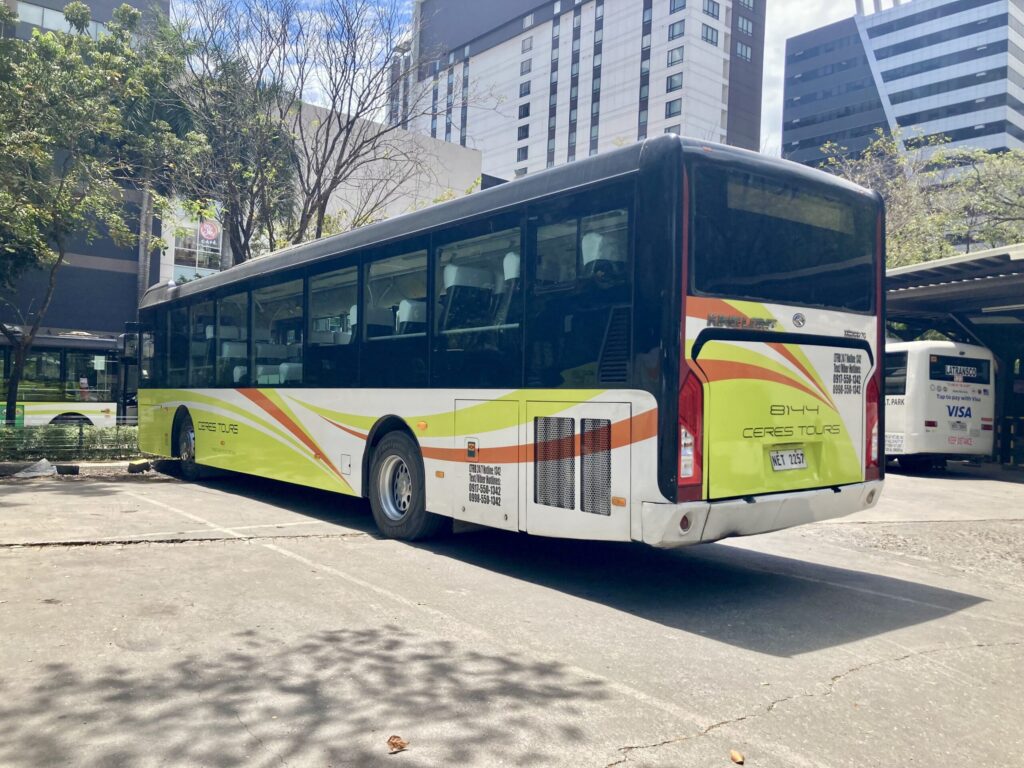 CeresバスのITパーク発マクタンニュータウン行きバス（ニューブリッジ経由）