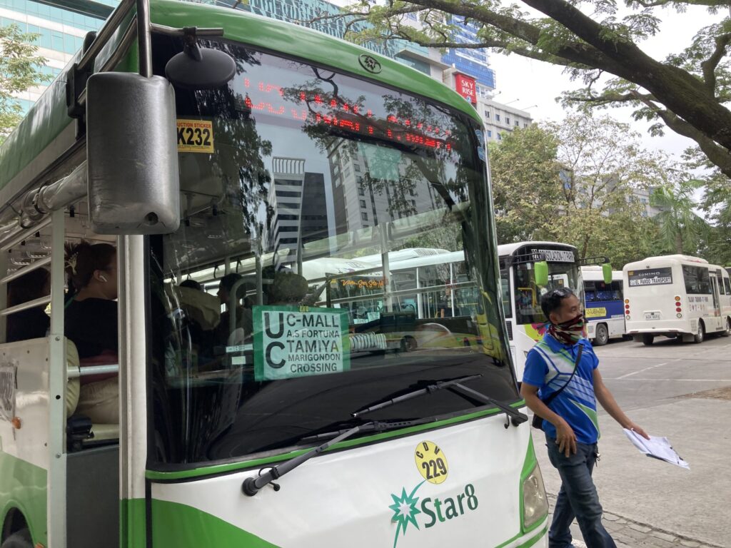 Star8社のバスニー　セブITパーク・マクタンタミヤマリゴンドンクロッシング行き