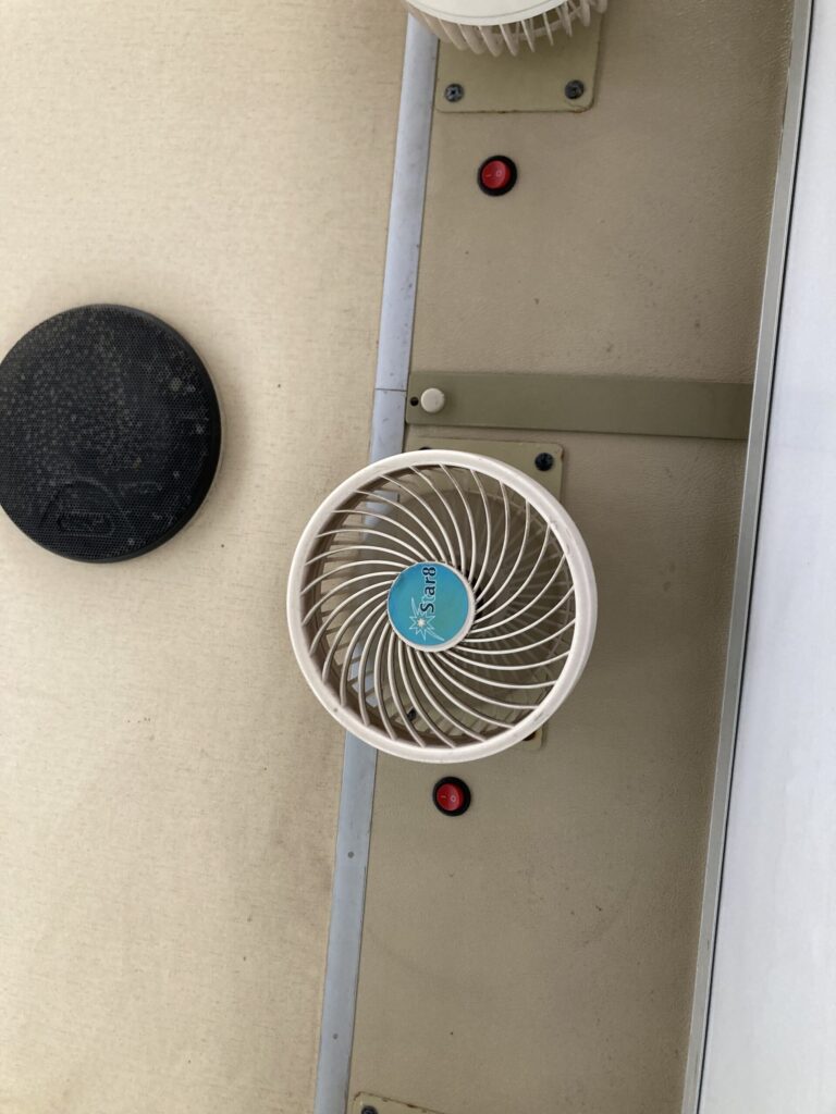 Star8社のバスニー　車内の扇風機