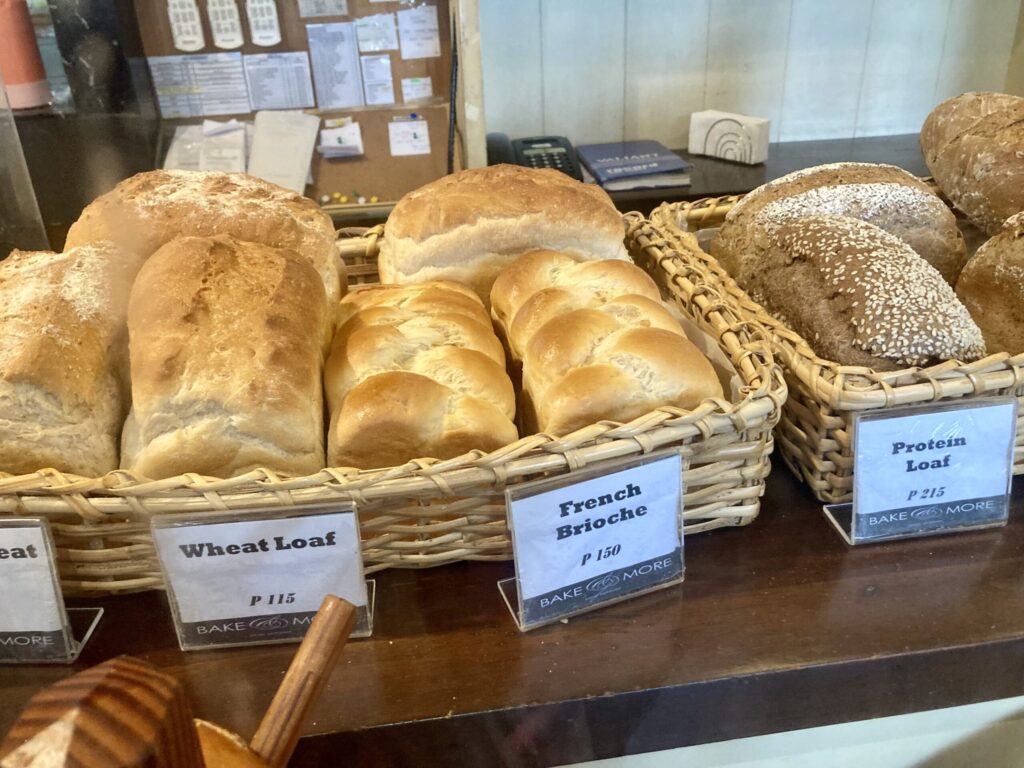Bake & MoreのブリオシュセブマリアルイサStreetscape内