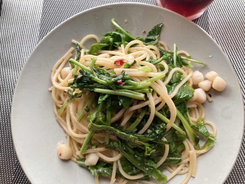 海老アヒージョ後のミニホタテとルッコラ（arugula）のオイルパスタ