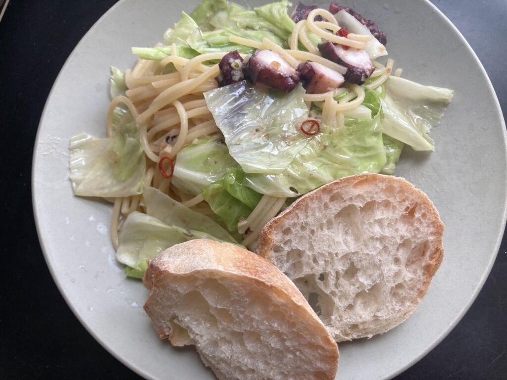 タコアヒージョ後のタコとキャベツのオイルパスタ