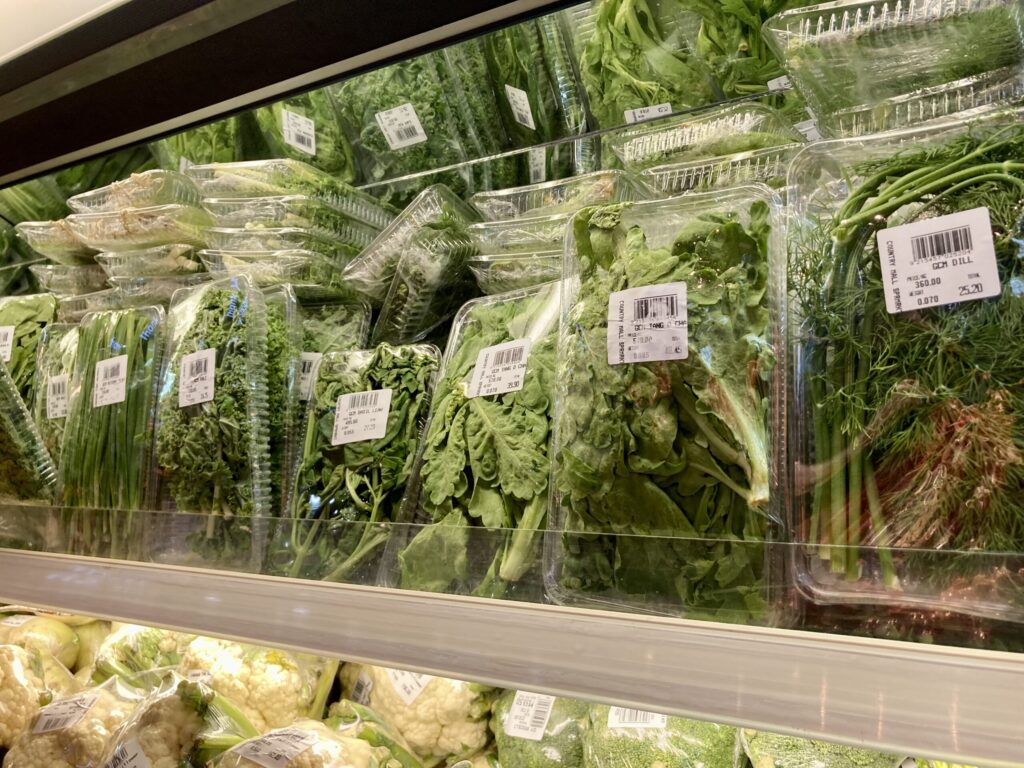 ガイサノカントリーモールの地下一階スーパー　野菜売り場