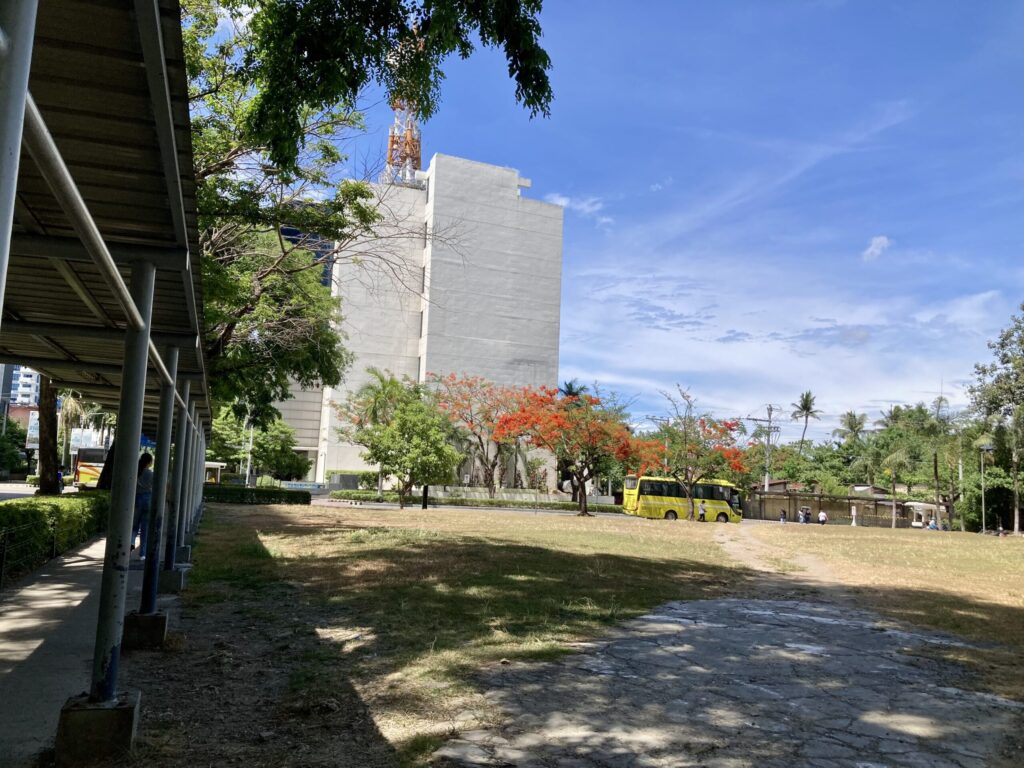 ITパークNFA出口方面の広場