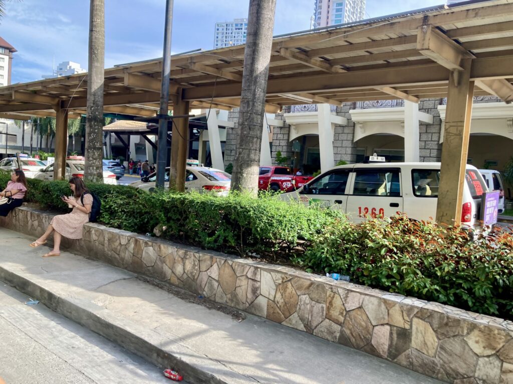 アヤラセンターセブ　テラス側タクシー乗り場