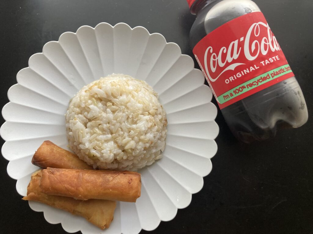 フィリピン料理に必須　ガーリックライスとハラペーニョチーズ春巻きとコークサクト