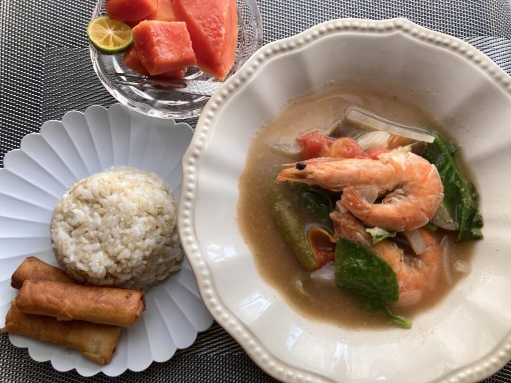 海老のシニガンスープとガーリックライスとハラペーニョチーズ春巻きとパパイヤのフィリピン料理定食
