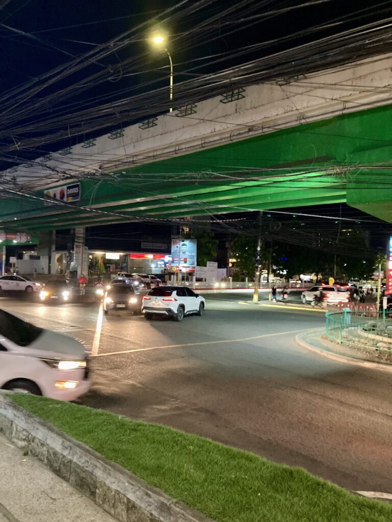 町屋マート前から撮った交差点とフライオーバー（高架道路）