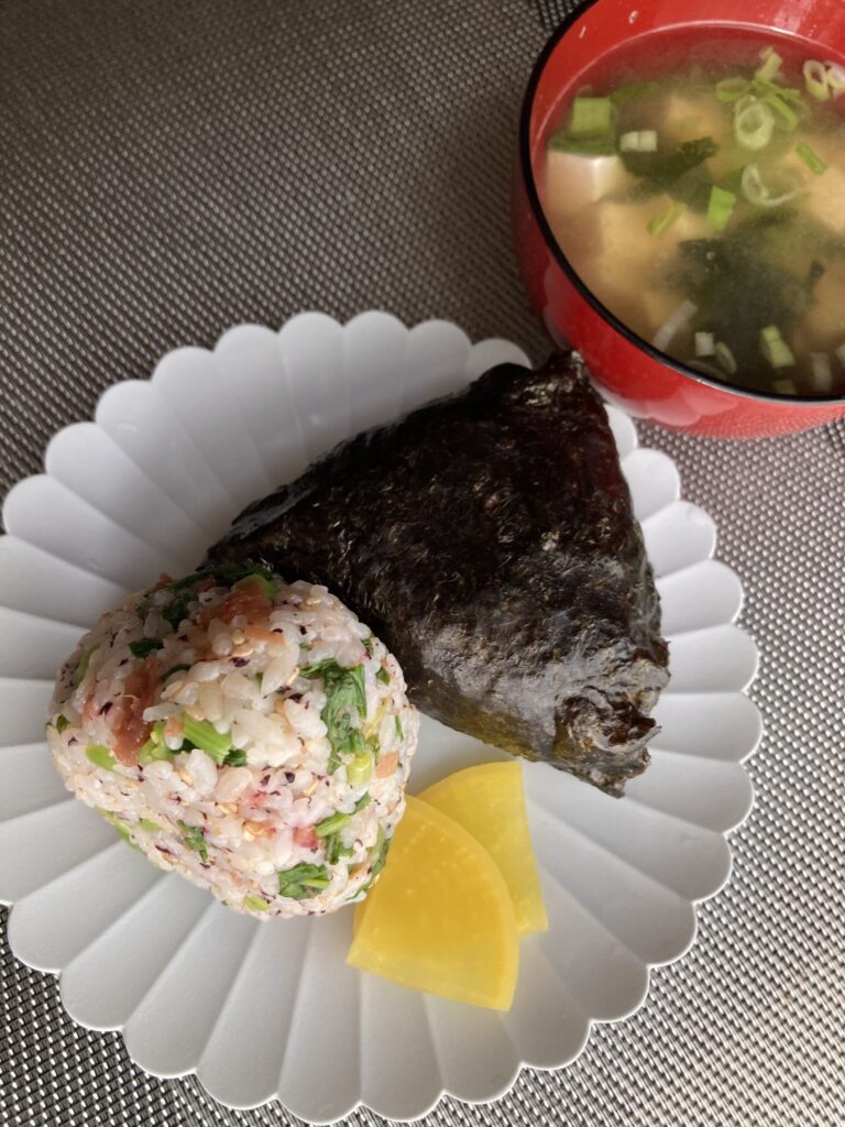 大根葉とゆかりと梅のおにぎり