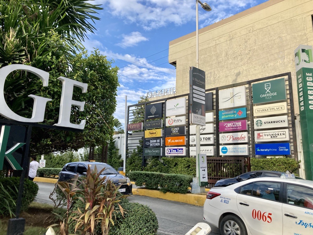 Oakridge Business Park　セブ　A.S.Fortuna Street沿い