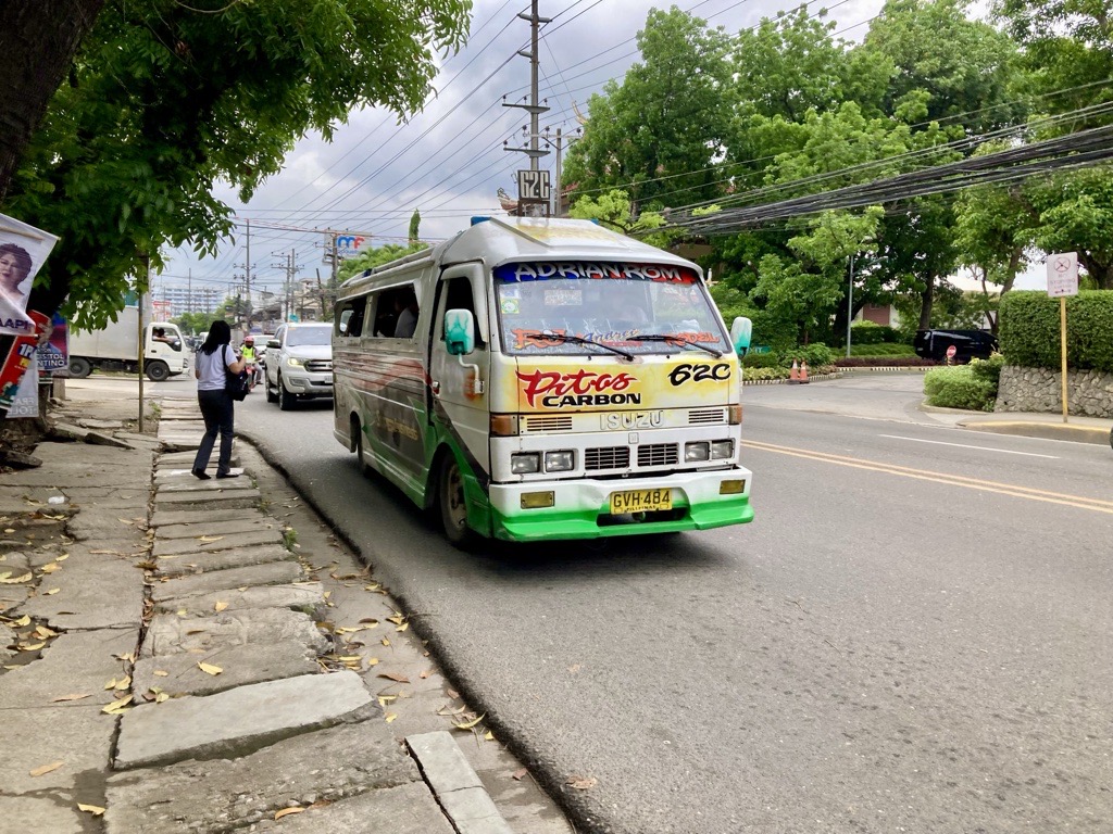 フィリピン・セブ　ITパーク近くからアヤラセンター行のジプニー