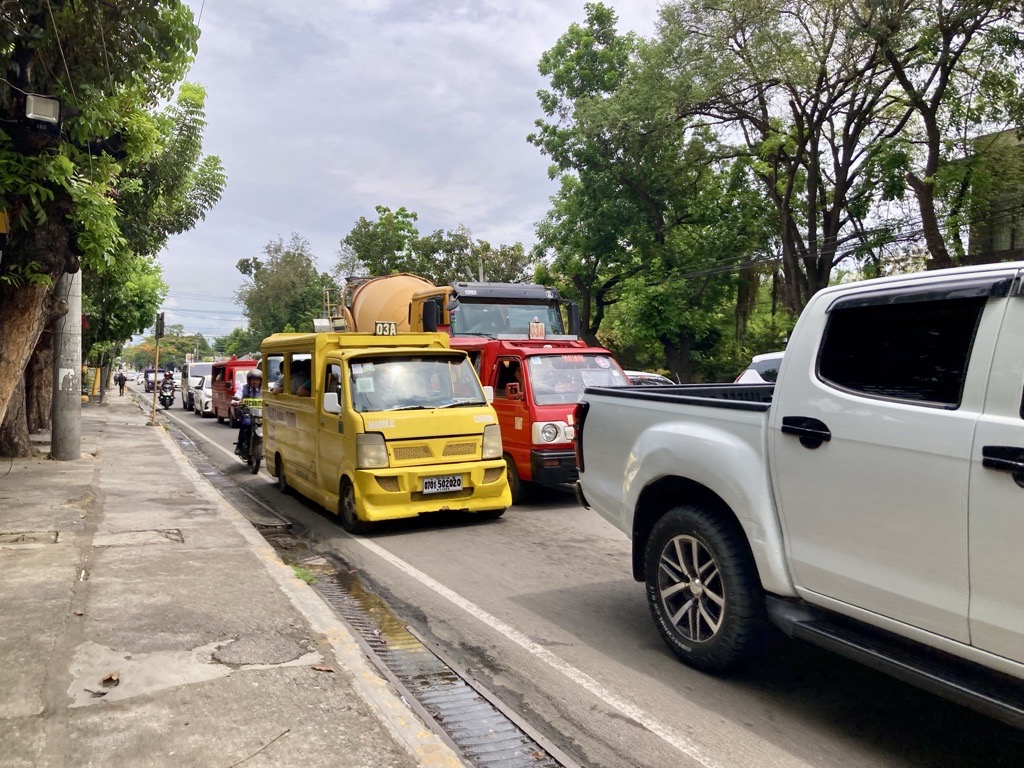 フィリピン・セブ　ランダース近くの交差点で03Aジプニー