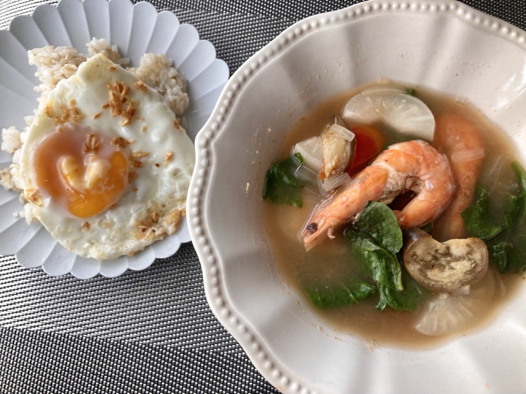 海老のシニガンスープとガーリックフライド目玉焼きご飯