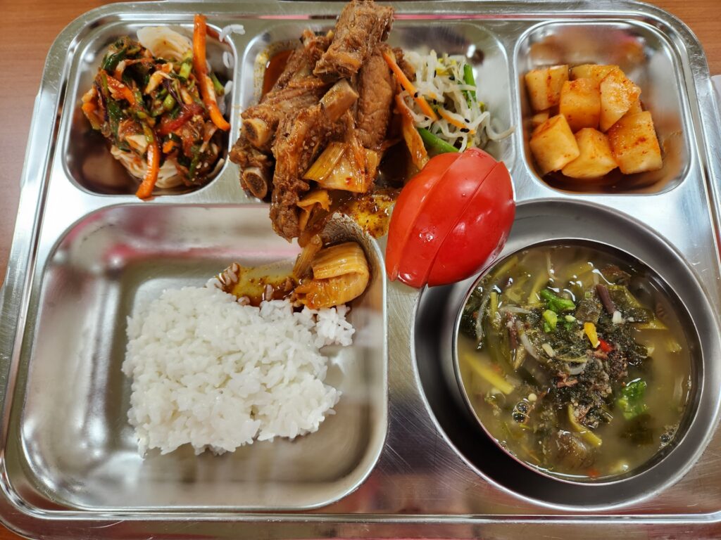 韓国の金属製食器（食堂のワンプレートスタイル）