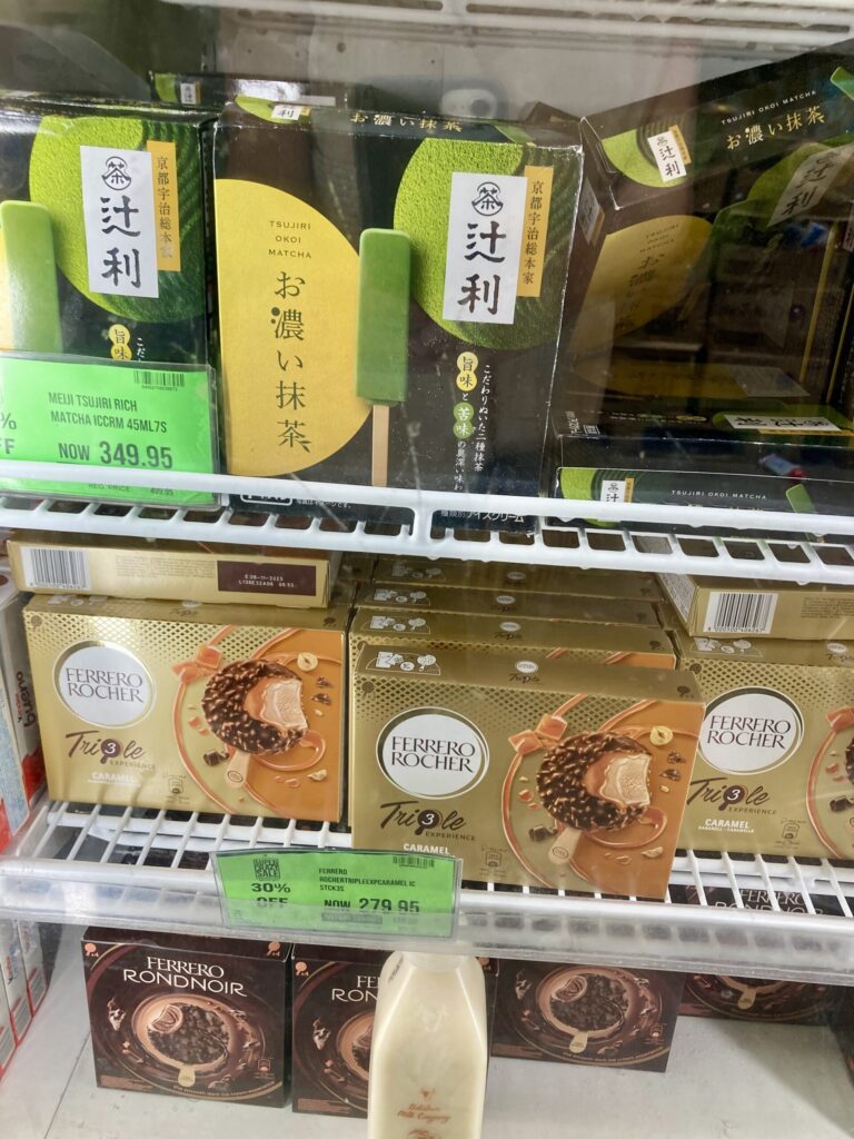 フィリピン・セブ　ランダースで買ったもの　辻利抹茶アイスとフェレロロシェアイス