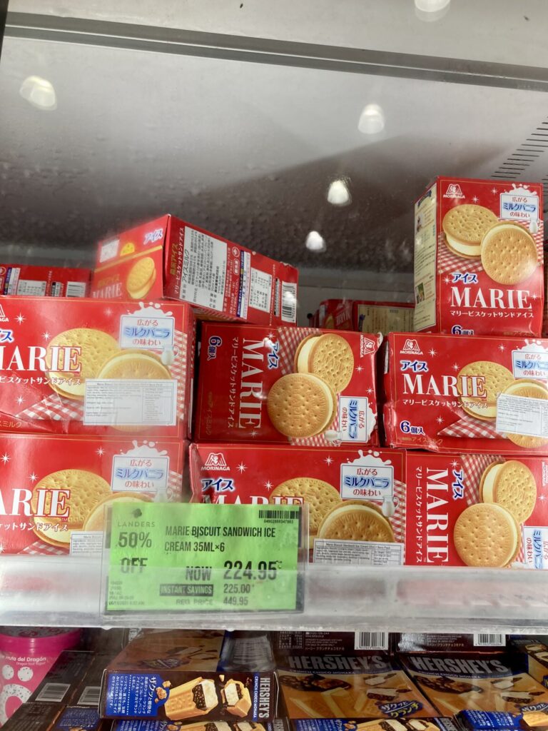フィリピン・セブ　ランダースで買ったもの　日本のマリービスケットサンドアイス
