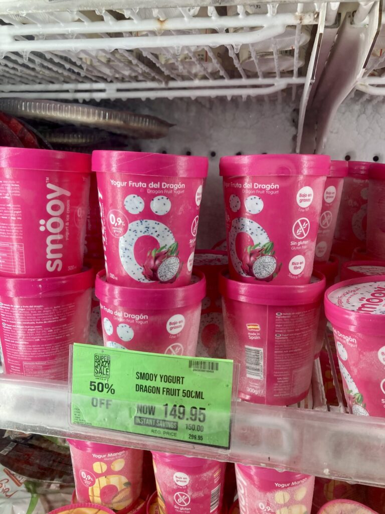 フィリピン・セブ　ランダースで買ったもの　Smooyヨーグルトアイス　ドラゴンフルーツ味