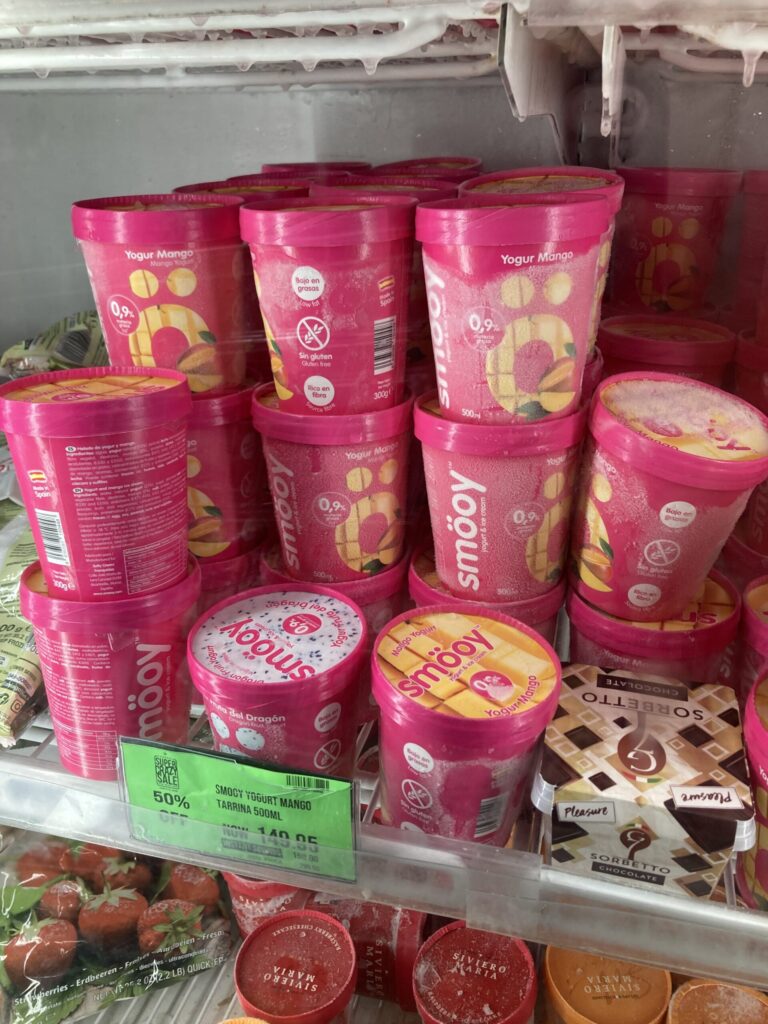 フィリピン・セブ　ランダースで買ったもの　Smooyヨーグルトアイス　マンゴー味