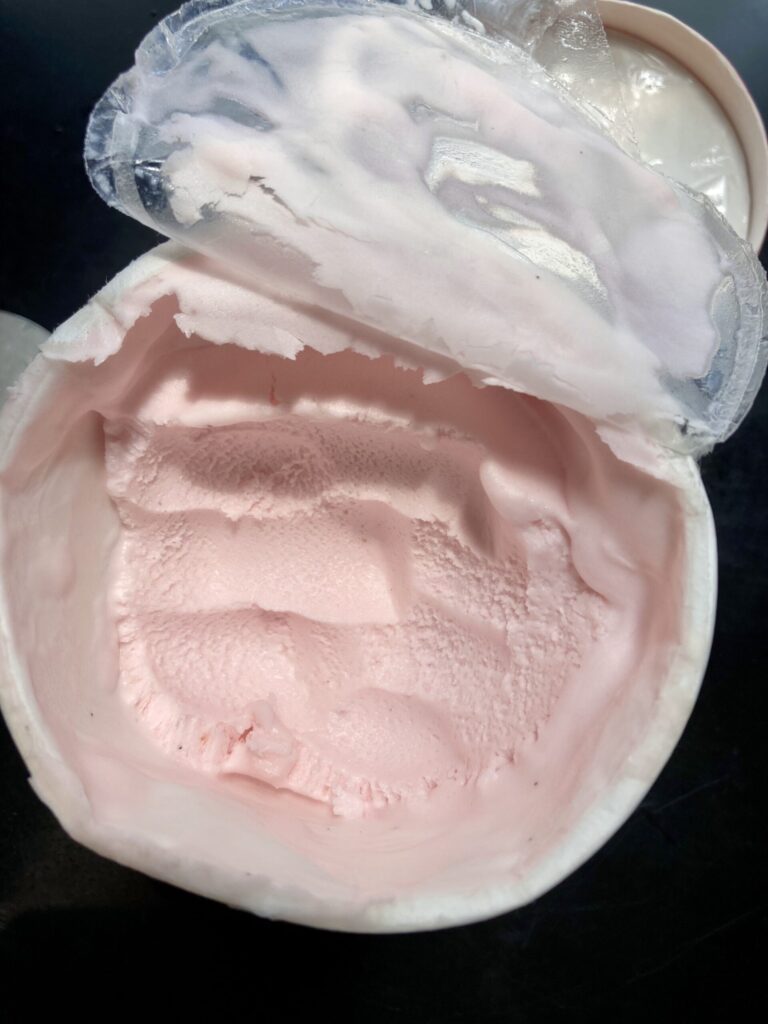 フィリピン・セブ　ランダースで買ったもの　Smooyヨーグルトアイス　ドラゴンフルーツ味