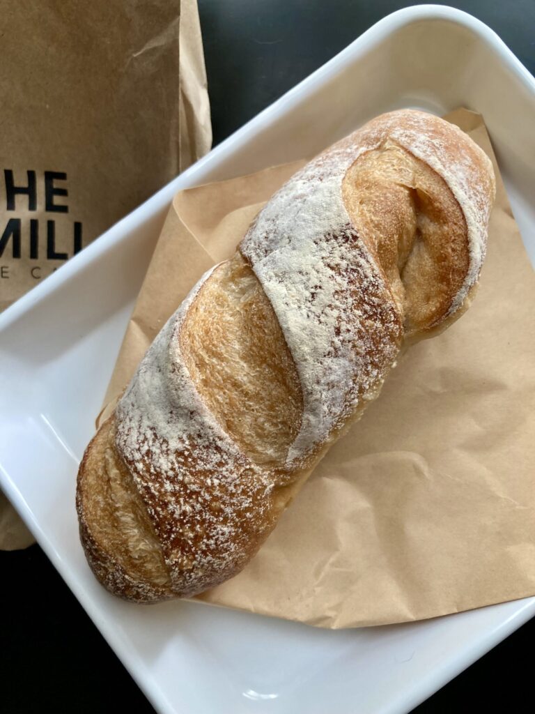 The Mill　ミニバゲット60ペソ