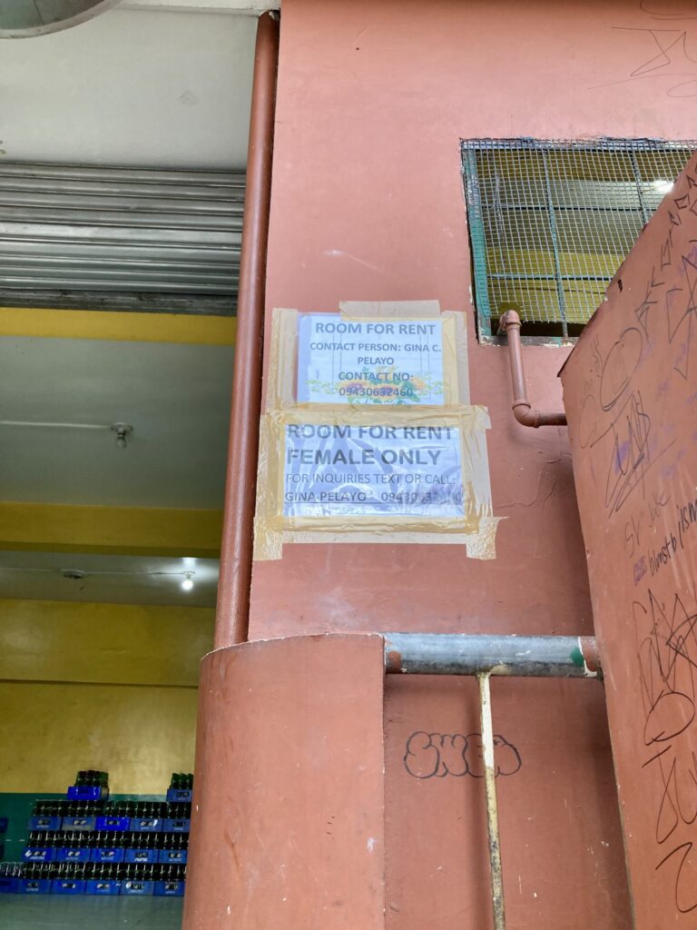 フィリピン・セブ　Room for Rentの張り紙