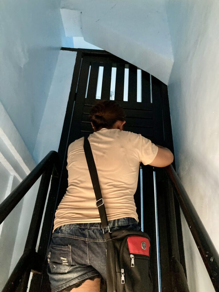 フィリピン・セブシティ　ローカル食堂2階の賃貸アパート物件　月5000ペソ