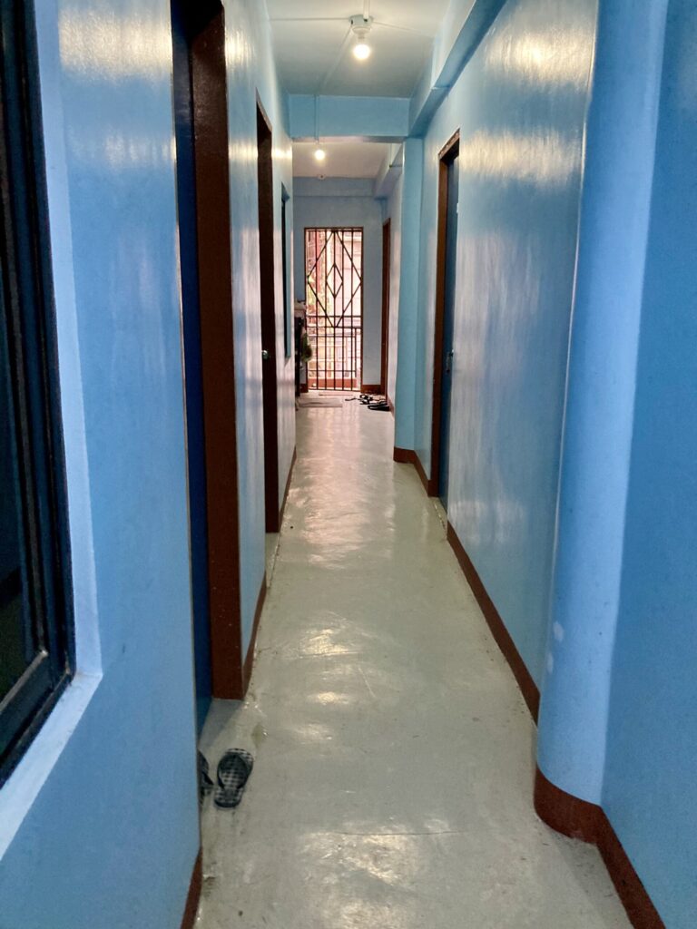 フィリピン・セブシティ　ローカル食堂2階の賃貸アパート物件　月5000ペソ　共用廊下