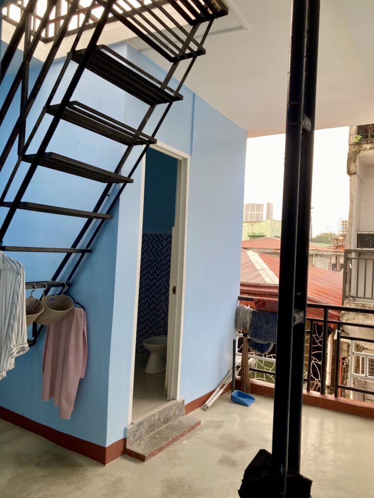 フィリピン・セブシティ　ローカル食堂2階の賃貸アパート物件　月5000ペソ　共用テラス