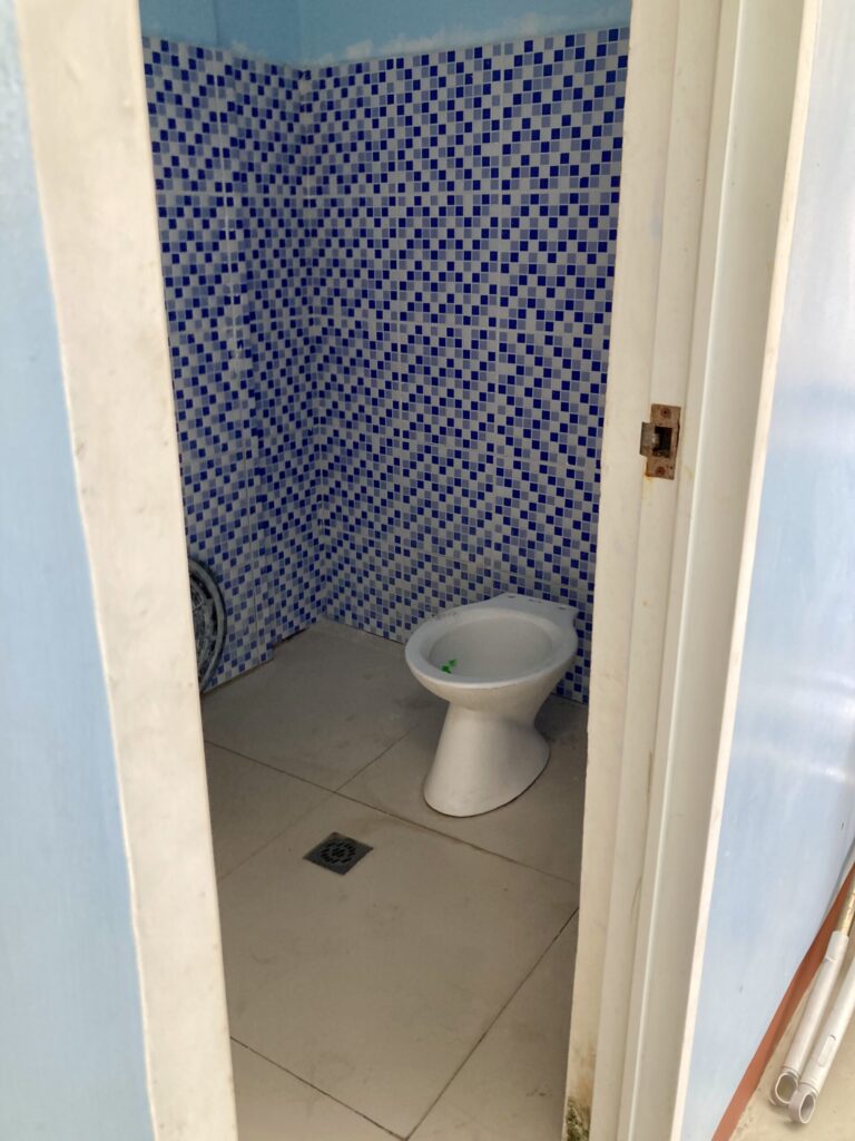 フィリピン・セブシティ　ローカル食堂2階の賃貸アパート物件　月5000ペソ　共用トイレ