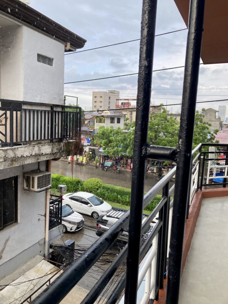 フィリピン・セブシティ　ローカル食堂2階の賃貸アパート物件　月5000ペソ