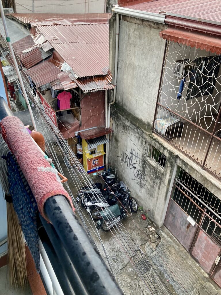 フィリピン・セブシティ　ローカル食堂2階の賃貸アパート物件　月5000ペソ