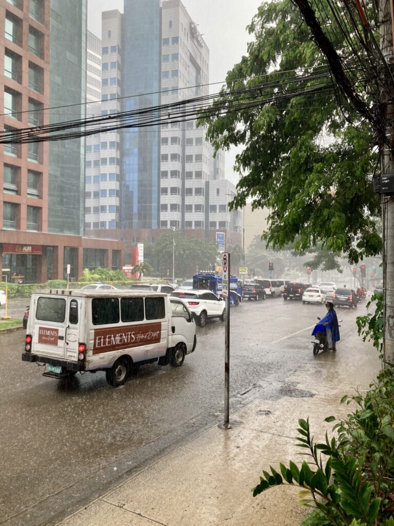 フィリピン・セブシティ　バランガイLUZ近く　大雨