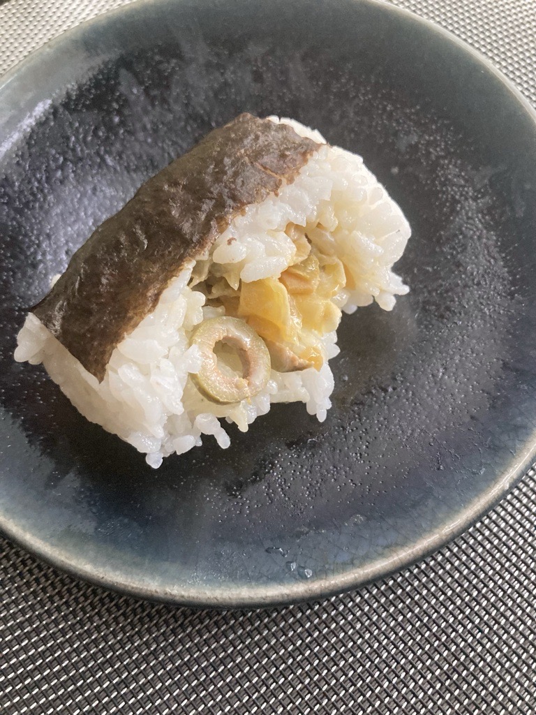 たくあんとオリーブのおにぎり