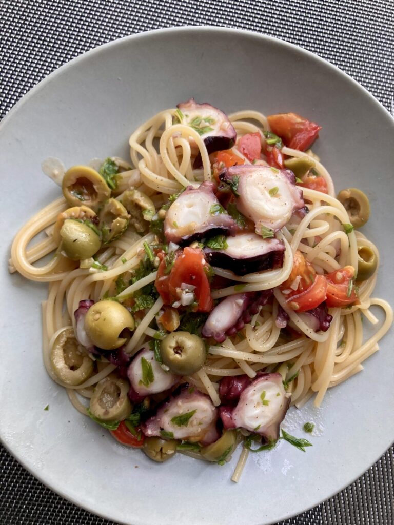 グリーンオリーブとタコとトマトのオイルパスタ