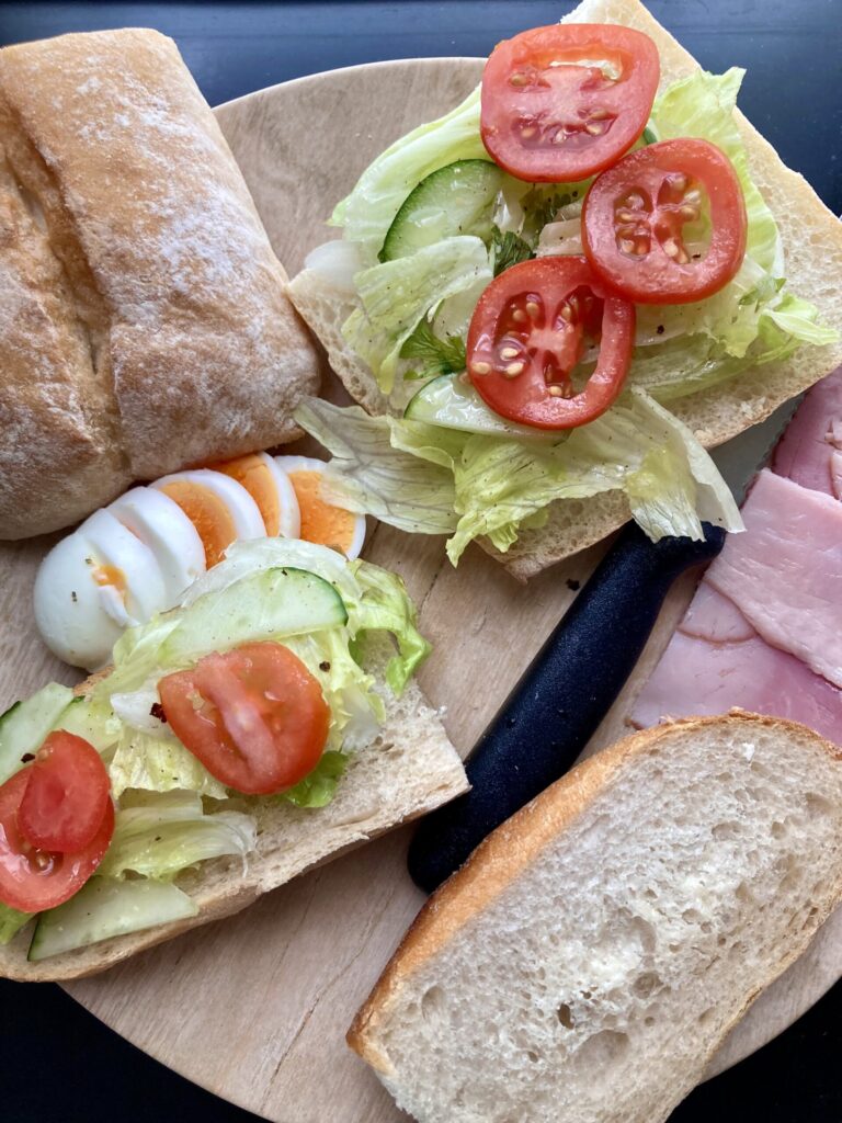 Suisse CottageのサワードウチャバタとKate's Bakeryのミニバゲット　サンドイッチ比較