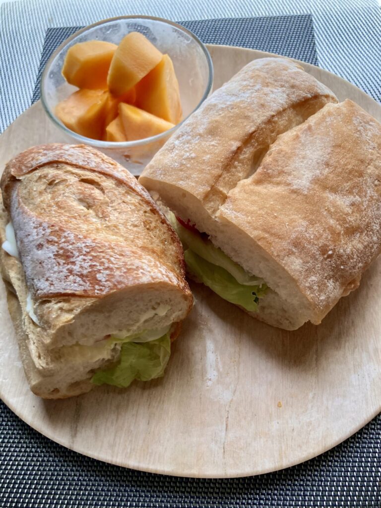 Suisse CottageのサワードウチャバタとKate's Bakeryのミニバゲット　サンドイッチ比較