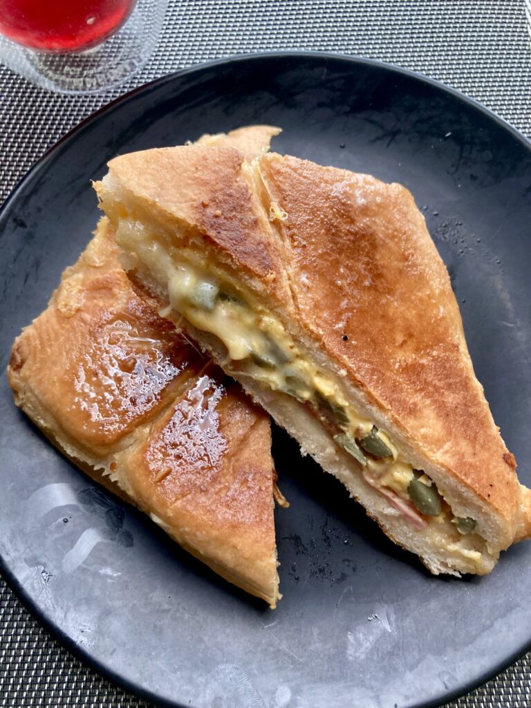 Suisse Cottageのサワードウチャバタでキューバサンド