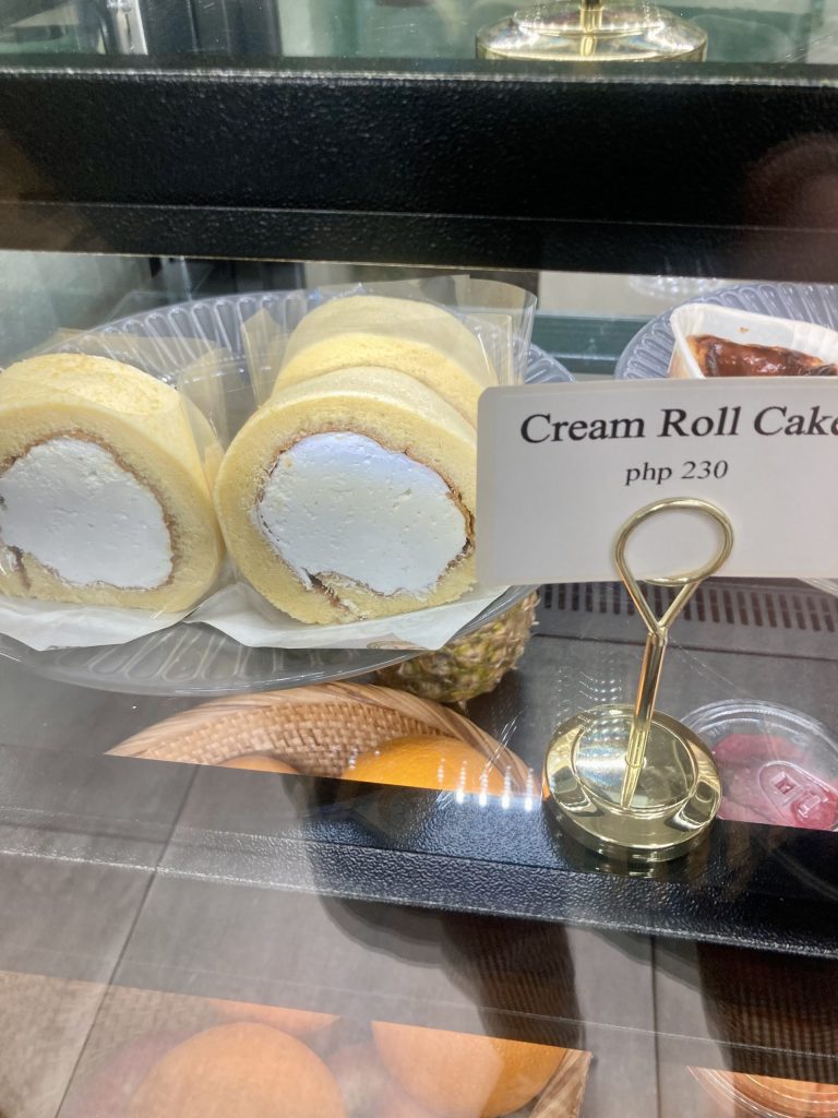 フィリピン・セブバニラドの韓国系ベーカリーカフェ　27℃ Bakeryのロールケーキ