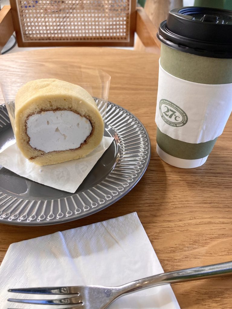 フィリピン・セブバニラドの韓国系ベーカリーカフェ　27℃ Bakeryのロールケーキ