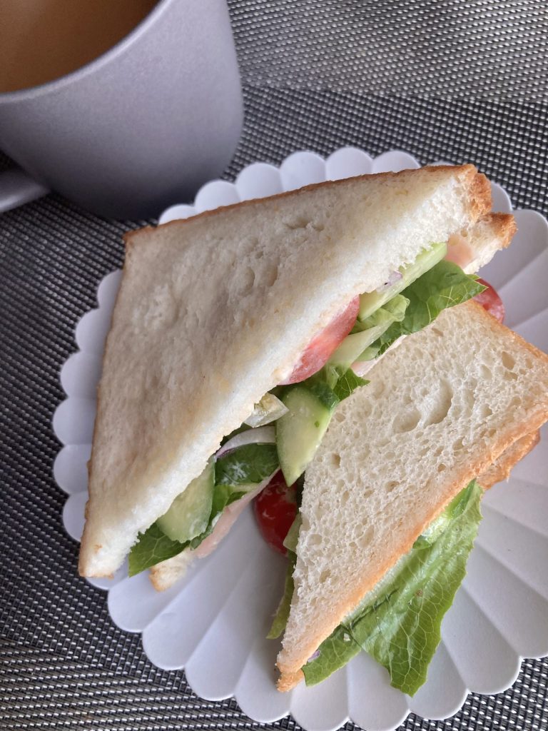 フィリピン・セブバニラドの韓国系ベーカリーカフェ　27℃ Bakeryの食パン　27℃ Loaf ハム野菜サンドイッチ