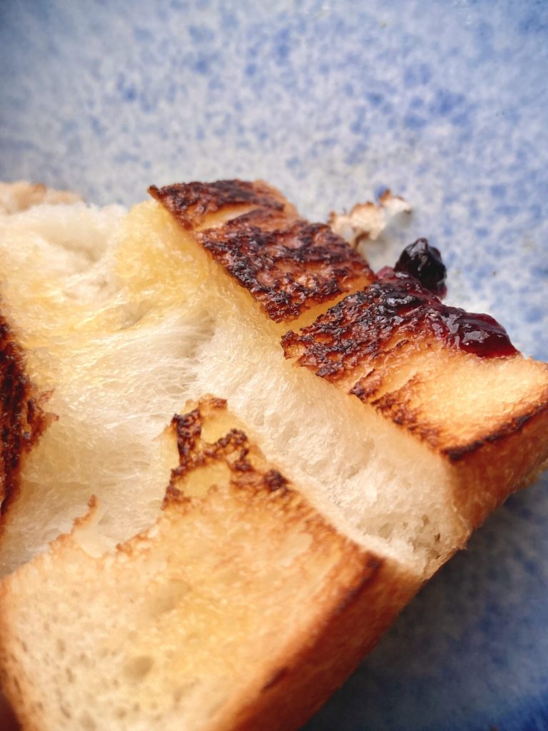 フィリピン・セブバニラドの韓国系ベーカリーカフェ　27℃ Bakeryの食パン　27℃ Loaf バタートースト
