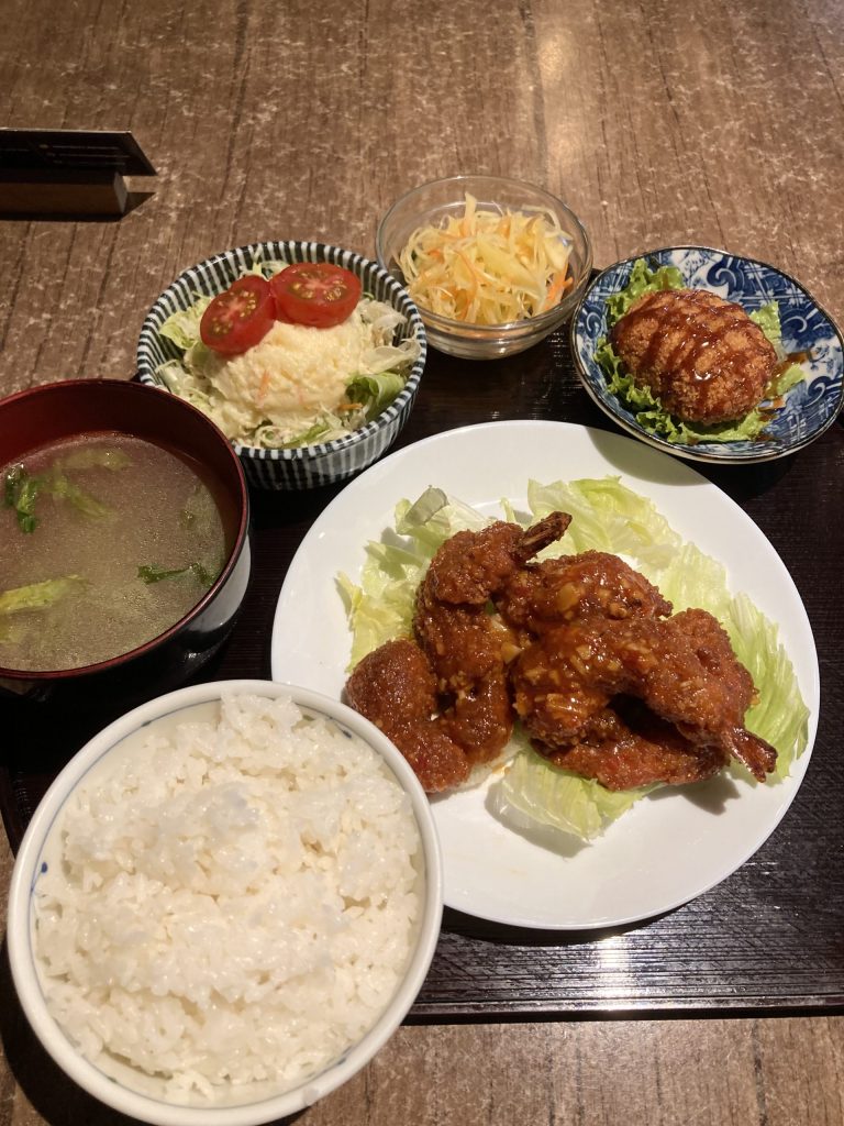 キッチンレモンのランチ　エビチリセット