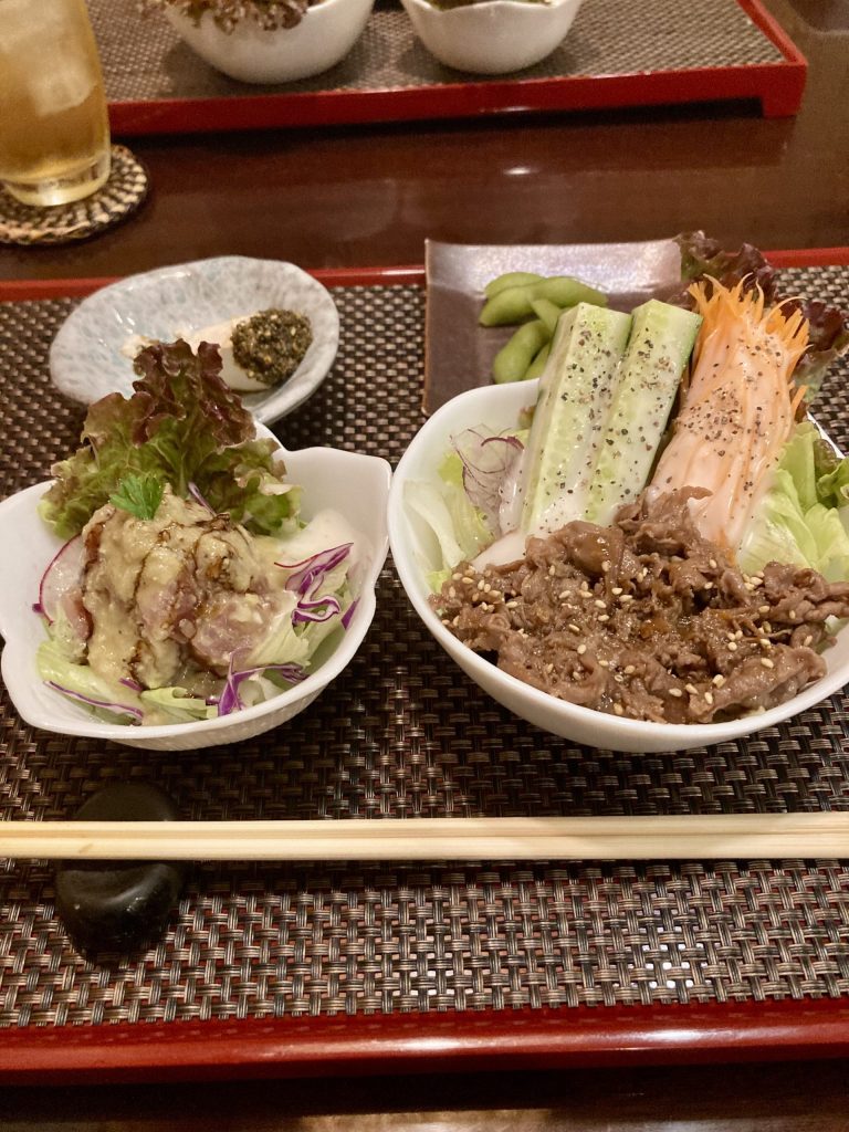 フィリピンセブマンダウェの予約制和食店そば鎌倉　マグロマリネとビーフサラダ