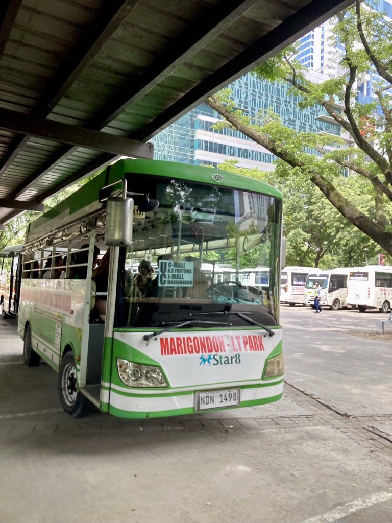 Star8社のITパーク発マリゴンドン行きバスニー