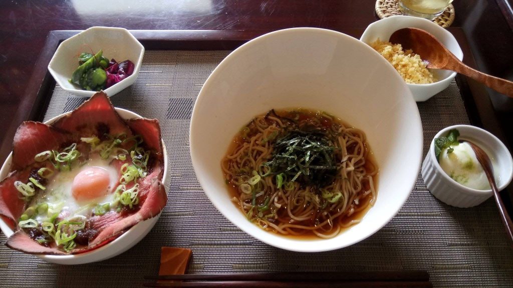ローストビーフ丼ランチセット フィリピンセブマンダウェの予約制和食店そば鎌倉