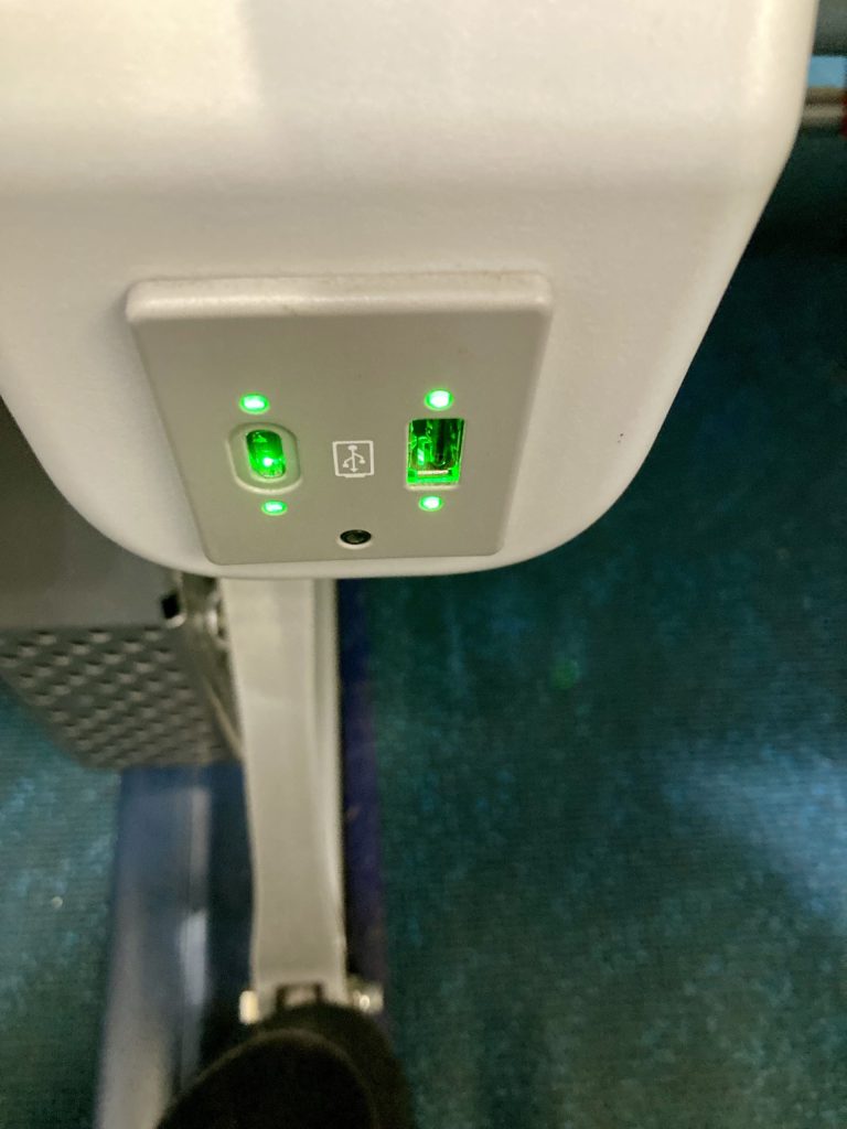 セブパシフィック航空国際線の機内にあるUSB充電ポート