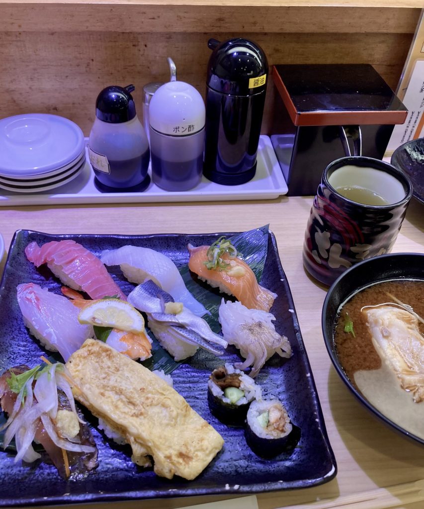 にぎりとあら汁のランチサービスセット 920円@さんきゅう水産