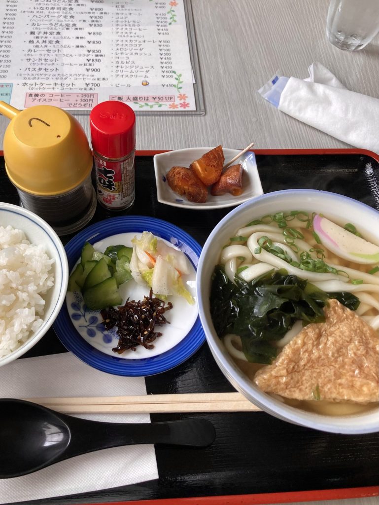 運転免許試験場近くの食堂でうどん定食