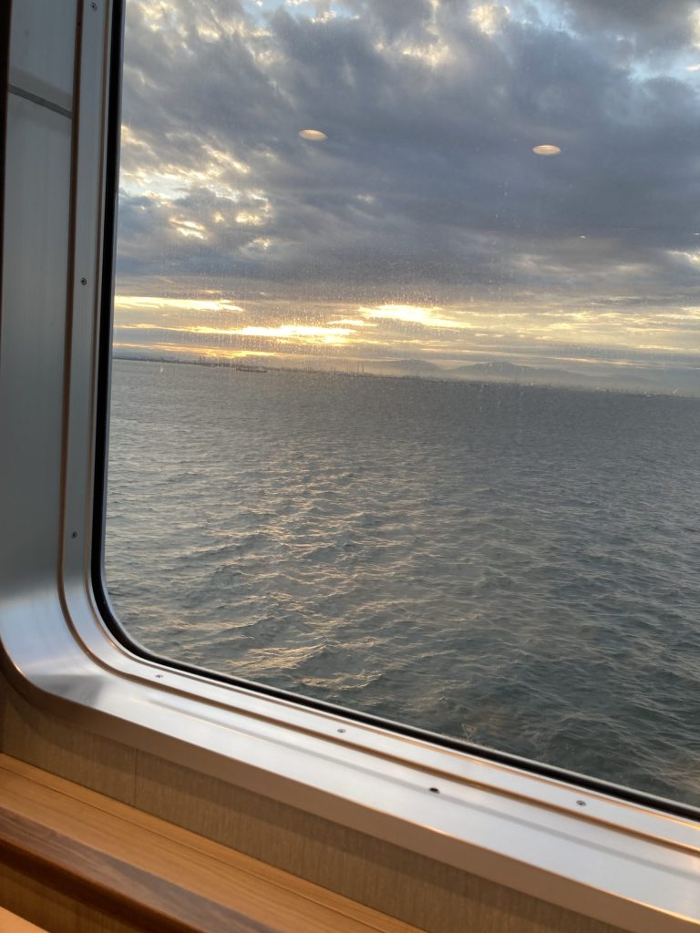 さんふらわあむらさき　レストランの窓際カウンター