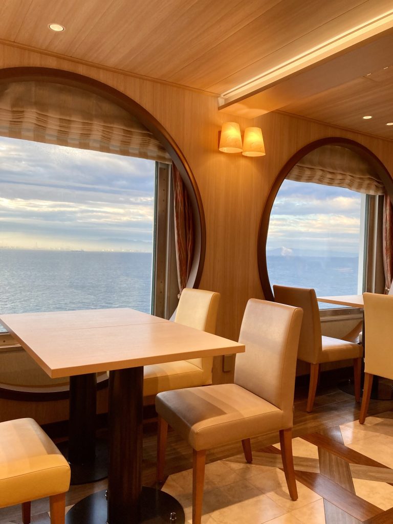 さんふらわあむらさき　レストランの窓際テーブル